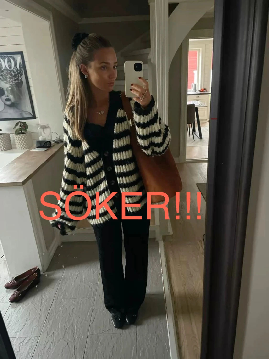 Randig stickad kofta med knappar