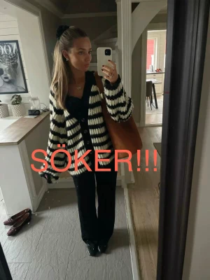 Randig stickad kofta med knappar - SÖKER!!!!!