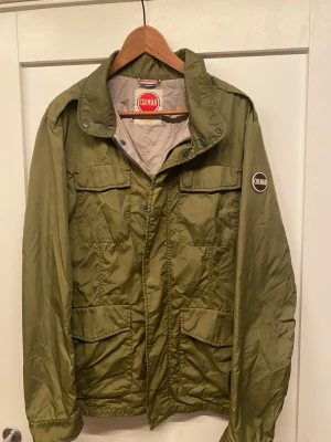 Olivgrön feildjacket från Colmar - Säljer en riktigt snygg Colmar feild jacket i nästan ny skick. Nästan aldrig använd och noll defekter. Jackan är i storlek 60/M. Hör av dig vid funderingar!
