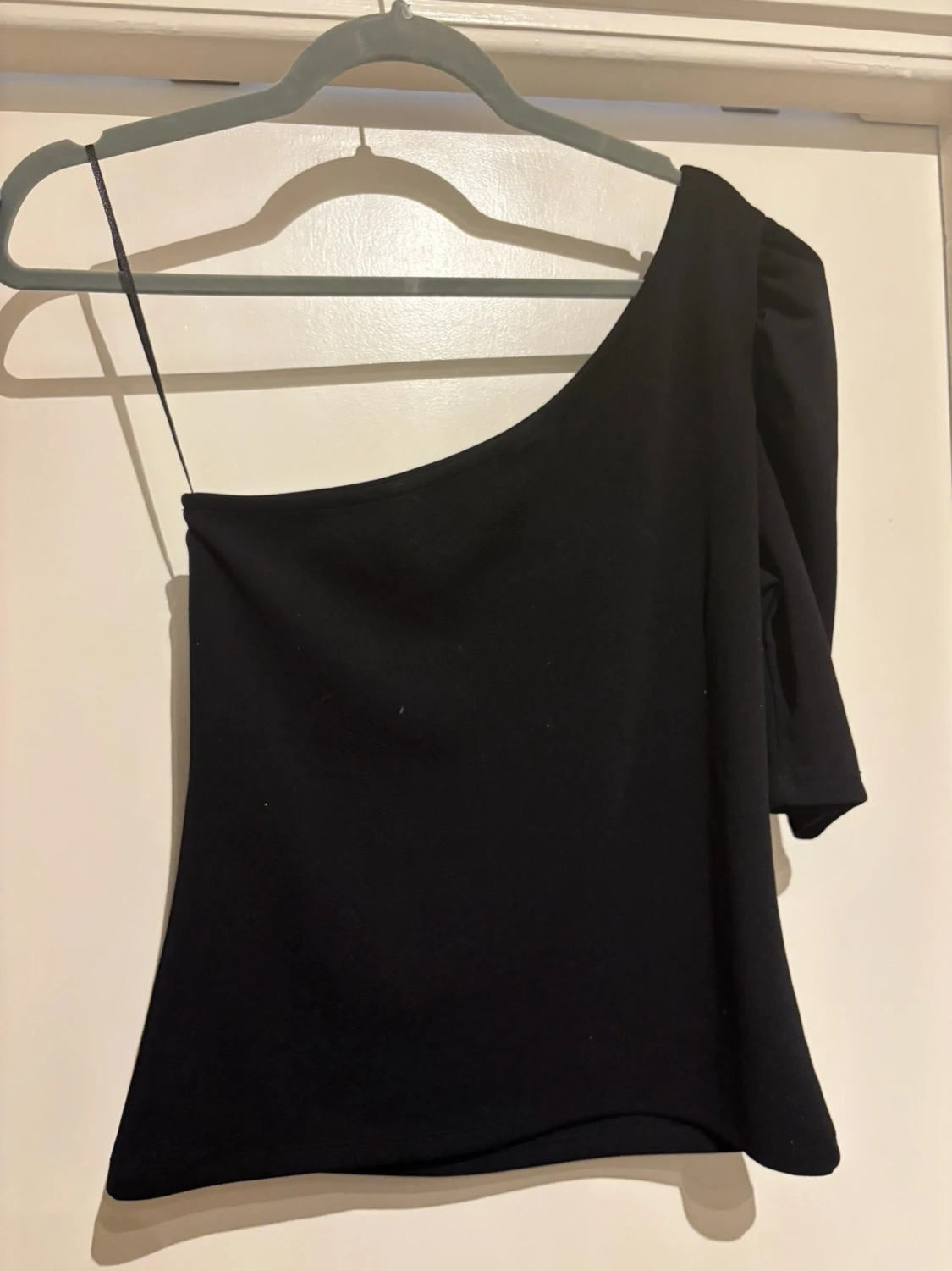 NY: Svart oneshoulder tröja med lite puffärm, MQ/MARQET