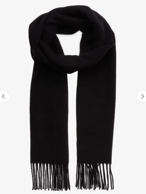 Halsduk från Oscar Jacobson - En svart fin halsduk från Oscar Jacobson. Den är testad en gång men aldrig använd!💕 Köptes för 1000kr 