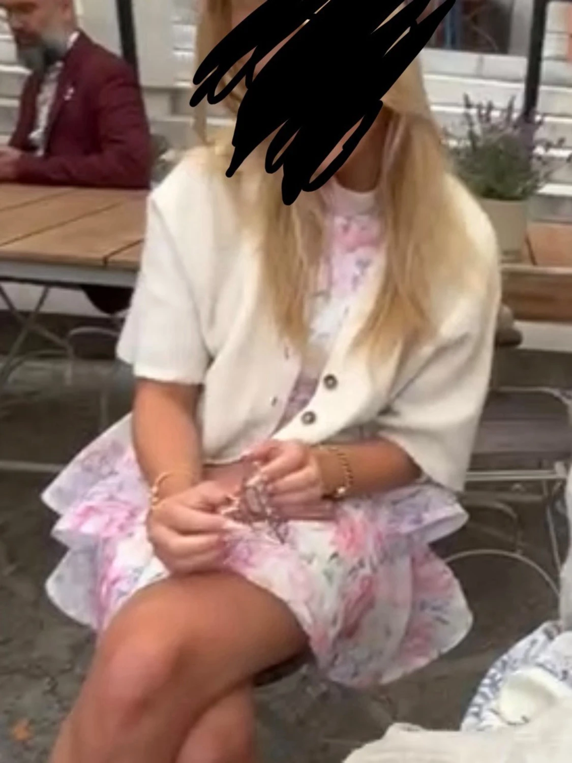 Blommig kortklänning i pastellfärger - 1