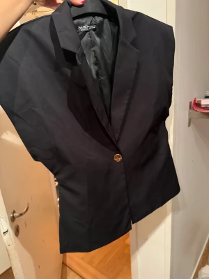 Kavaj väst - Säljer min kavaj väst jag aldrig använt då den inte passade. Storlek L men passar också M