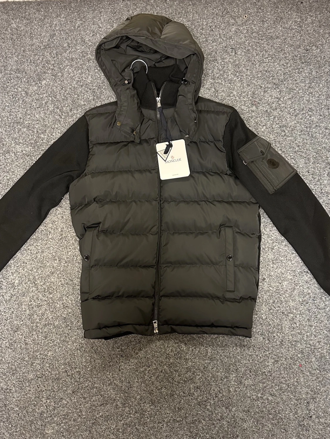 Svart pufferjacka från Moncler
