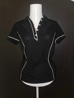 James harvest tränings tröja - Skriv för mer information och för att diskutera priset💕  Dockan är storlek small  Jag garanterar äktighet och oskadar på alla mina varor och kålla in min profil för liknande artiklar och bundles upp till 15% rabbat❗️  Ignorera! #coquette #avantgarde #2000s #y2k #tröja #linne #pink #rosa #svart #vit #vitt #year #juicy #couture #juicycouture #victoria #secret #victoriasecret #snygg #söt #black #white #fashion #asthetic #quality #luxury #luxuryfashion #quietluxury #qualityclothing #vintage #vintages