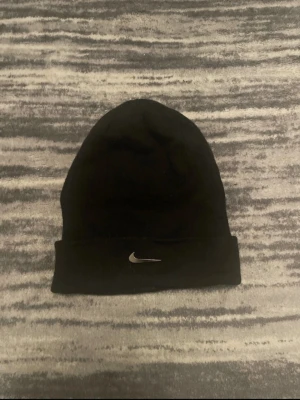 Svart Nike mössa med logga - Helt ny, helt äkta, oanvänd. Kan sänka priset det är bara o fråga. Båda kvinnor och män.