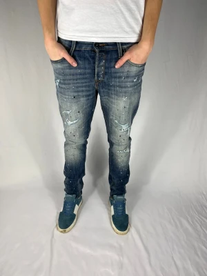 Jack & Jones - Jack & Jones Jeans Slim/Glenn | Pris = 399 kr | Storlek 31/32 | Modellen är 178 cm |Jeansen har orginal slitningar från fabrik | Hör av dig vid minsta fundering 