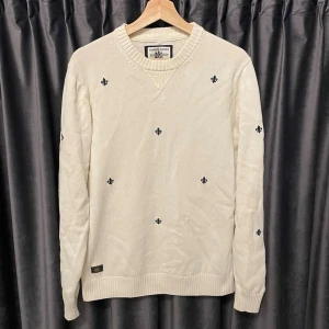 Morris tröja  - Morris tröja - skick 8,5/10, fint skick utan defekter! - storlek S - väldigt snygg och unik Morris tröja med loggan lite överallt! - hör av er för mått eller andra frågor🙌