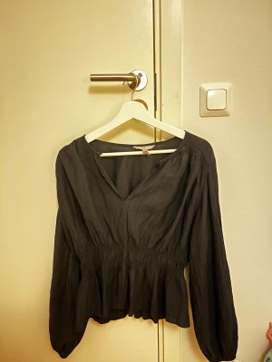 Svart blus  - Säljer denna fina blus då den aldrig kommer till användning🥰