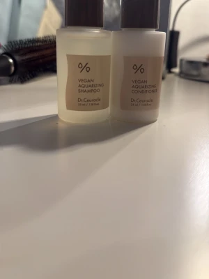Dr.Ceuracle Vegan Aquarizing duo - Två små flaskor med Dr.Ceuracle Vegan Aquarizing Shampoo och Conditioner, 35 ml vardera. Perfekt storlek för resan och vegansk formula från Korea. Oanvända.