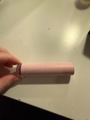 Glossier Soft touch lip crème - Säljer ett Glossier Soft touch lip crème i en snygg röd nyans. Läppstiftet ger en intensiv färg och har en krämig konsistens som känns mjuk på läpparna. Kommer i originalförpackning. Är oanvänd