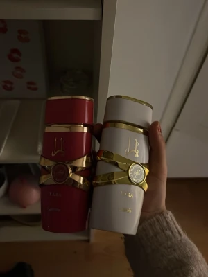 Yara parfym duo - Två stilrena Yara parfymer från Lattafa, en i rött och en i vitt med gulddetaljer. Perfekt för dig som vill ha en unik och trendig flaska i samlingen. Volym och ingredienser syns ej på bilderna.