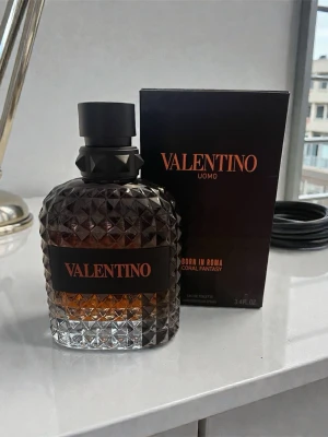 Valentino Uomo Born in Roma - Stilren herrparfym med edgy vibe från Valentino. Volym: 100 ml. Ingredienser: alkohol, parfym, aqua/water, limonene, linalool, coumarin, citral, citronellol, geraniol m.fl. Tillverkad i Frankrike.