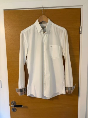 Burberry skjorta - Tja, säljer en schysst burberry skjorta i vit. Storlek S. Sparsamt använd och skick 8,5/10. Nypris 5500:-. Hör av dig vid frågor!🔥
