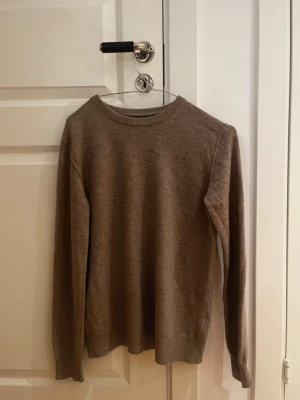 Kashmir tröja  - Säljer denna kashmir crewneck från Hartford i storlek 14 år (XS), och skicket är i mycket bra skick. Nypris ligger på 2199kr. Hör av dig vid minsta fundering!