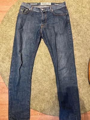 Jacob cohen jeans - Säljer ett par schyssta Jacob cohen jeans i superskick för riktigt bra pris. Skön tvätt, svåra o få tag på..