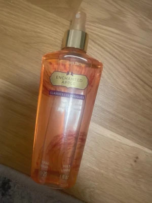 Victoria's Secret Enchanted Apple mist - Fragrance mist med röd äpple och hyacint. Fräsch formula med aloe vera och kamomill som ger en lätt och uppfriskande känsla. Volym: 250 ml.