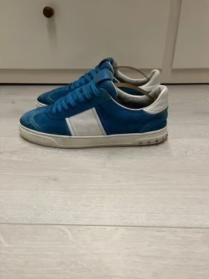 Valentino flycrew baby blue - Hej! Säljer dessa valentino flycrew i baby blue//skorna har en skada som är limmad på högra foten//fråga gärna! 