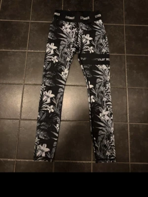 Stronger tights  - Använda stronger tights. Syns i märkningen att det är något slitna men inget som alls syns på utsidan. Ser som nya ut på :)