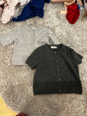 Tröja med knappar -  Säljer två stycken super fina stickade tröjor med knappar än från Gina Tricot och storlek 146/152, och det andra är ifrån H&M i storlek 158/164. Säljer på grund av att jag har tröttnat lite på dem en för 50 och båda för 75💕