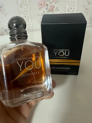 Stronger With You Intensely 100ml - Stronger With You Intensely från Emporio Armani är en Eau de Parfum för honom. Flaskan rymmer 100 ml och har en stilren design med märkets ikoniska logga på korken. Perfekt för dig som vill sticka ut med en modern och självsäker vibe.