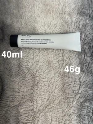 Woods copenhagen- restoring antioxidant hand lotion - Restoring Antioxidant Hand Lotion från Woods Copenhagen, 40 ml tub. Denna lätta, snabbt absorberande handlotion ger händerna intensiv vård. Dofter av citrus, iris och ros