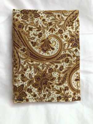 Anteckningsbok med paisleymönster - En unik anteckningsbok med ett stilrent paisleymönster i brunt och guld på omslaget. Perfekt för dig som vill skriva, rita eller planera på tomma sidor. Passar både till skolarbete, dagbok eller kreativa idéer. Inspirerande design som sticker ut i väskan eller på skrivbordet. A6 storlek ca 100 sidor
