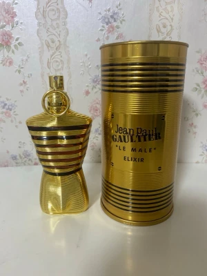 Jean Paul Gaultier Le Male Elixir - Snygg och lyxig parfym i guldigt utförande från Jean Paul Gaultier. Le Male Elixir, 125 ml, tillverkad i Frankrike. Perfekt för dig som vill sticka ut och ge din stil en extra edge.