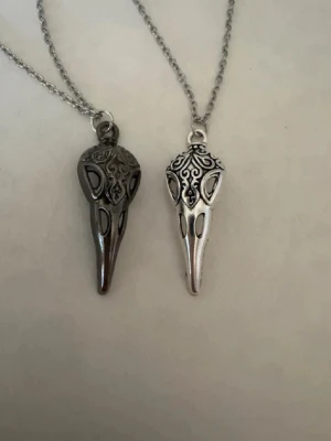 Halsband x2 döskallar - Halsband skapat av mig och dottern.  Halsband som inte är i äkta silver/guld. Kedja är oftast 50cm men kan ibland komma i 45cm. Kedja är rostfritt stål, berlock oftast i zinklegering men kan även det i vissa fall vara rostfritt stål. Be gärna om mått på berlock om detta är viktigt då bilderna är missvisande när det gäller hur stora dom är! 🌹❤️  Allt är nytt även om de kan stå ”mycket bra skick” , detta mest för att Vinted inte ska fundera på varför jag bara har nya saker .  Bud accepteras inte 🥰🌹