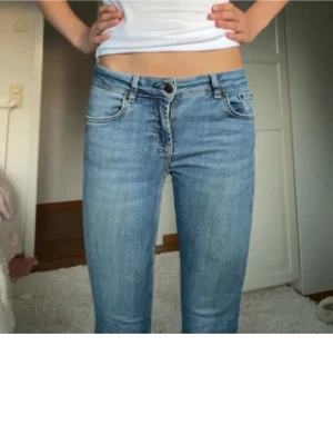 Blå bootcut jeans  - Säljer ett par klassiska blå bootcut jeans från Zara💕Jeansen har låg midja, fem fickor och är tillverkade i mjukt denimtyg. Snygg tvättad look och utsvängda ben som ger en retrovibe. Perfekta till sneakers eller boots och nu till våren❣️