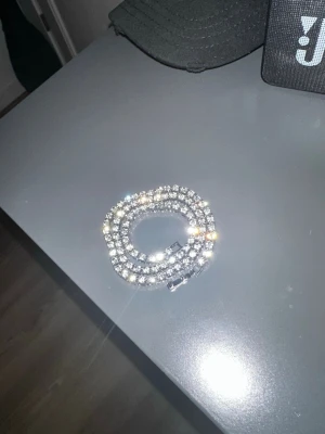 Halsband 45cm - En stilig fin halsband med diamanter på, den är en fin passform och den är 45 cm