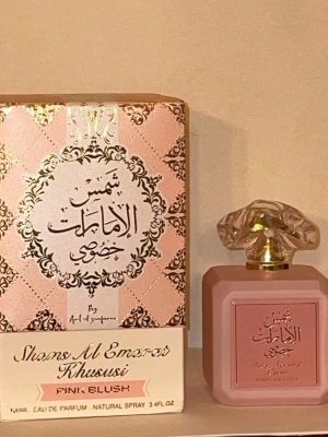 Shams Al Emarat Pink Blush - Shams al emarat pink blush ard al zaafaran. En parfym med noter av hallon, äpple, nektarin, marshmallow, jordgubb, apelsinblom, kokos, socker, vispad grädde och vanilj. Shams al emarat pink blush ard al zaafaran 100ml  viral på TikTok . Doftar väldigt sött, feminint. Påminner om marshmallow blush och YBM by kayali.  Jag har test sprayat 5 spray.  Helt ny och kommer med förpackning. 