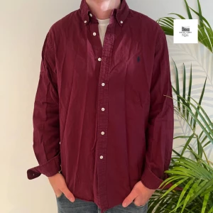 Ralph laruen skjorta  - Ralph lauren skjorta vinröd | Skick - 8/10 | Size - L | Modell - Slim fit | Pris - 299kr | Modellen är ca 182cm lång | Hör av dig vid minsta fråga eller fundering // 