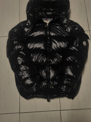 Svart pufferjacka från Moncler - Säljer en svart pufferjacka från Moncler! 