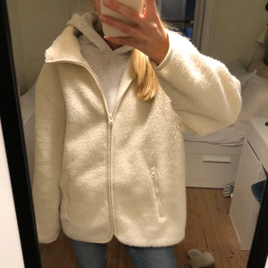 Teddyjacka - Så mjuk jacka med hög krage som är så mysigt nu till hösten!🥰 Jackan är oversized så passar mellan XS-M beroende på hur tajt man vill att den ska sitta. Använd fåtal gånger och ser ut som ny förtutom att den blivit lite nopprig på insidan. Helt slutsåld!