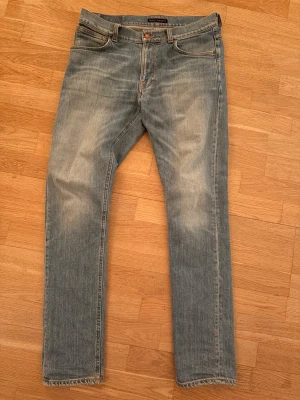 Blå jeans från Nudie Jeans, W32 L32 - Säljer ett par blå jeans från Nudie i storlek W32 L32. Tveka inte på att höra av er 😊 /N