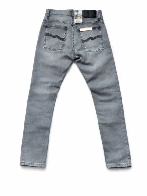 Nudie jeans - Tjenare, säljer nu ett par lite schystare nudie jeans så de inte passa när jag fick hem de. Storlek: W28 L23. OBS HELT NYA. Hör av er vid frågor!