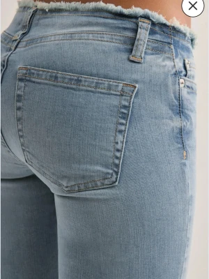 Ljusblåa No Waist Bootcut Jeans från Nelly  - Ljusblåa Bootcut Jeans från Nelly, jättefint skick. Bara använda ett fåtal gånger. 