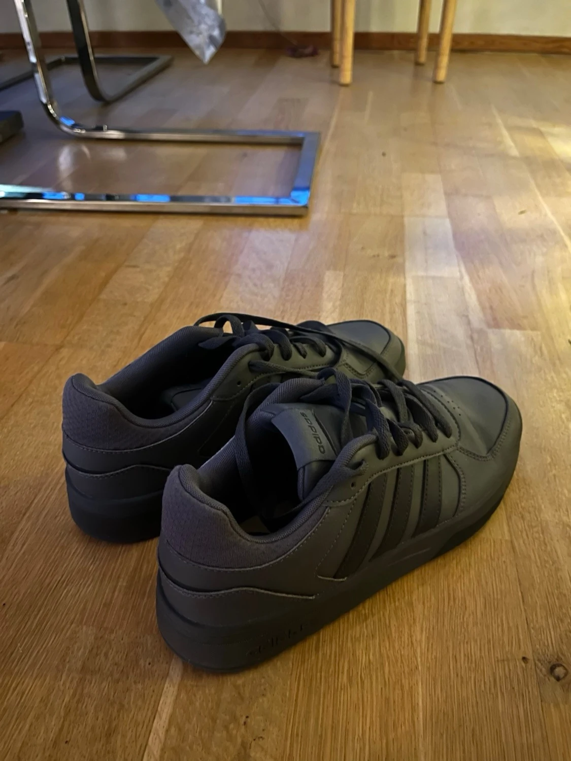 Grå Adidas sneakers  - 1