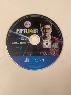 PS4 Spel: FIFA 14, Grand Theft Auto V, Minecraft - Paket med tre populära PS4-spel: FIFA 14, Grand Theft Auto V och Minecraft. Skivorna är i gott skick med endast mindre ytliga repor. Perfekt för dig som vill utöka din spelkollektion med klassiker inom sport, äventyr och kreativt byggande.