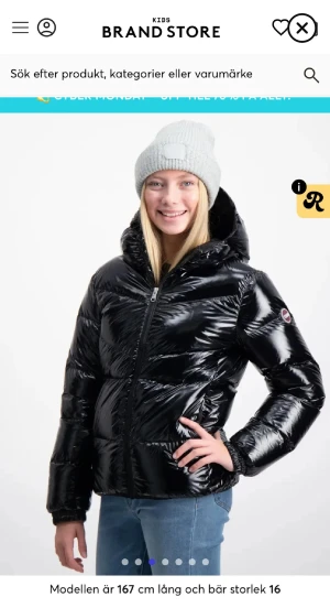 Svart glansig Colmar pufferjacka - Svart pufferjacka från Colmar med glansig finish och huva. Jackan har dragkedja framtill, elastiska muddar och ett märke på ärmen. Perfekt för kalla dagar. Jackan är som ny och passar xs.