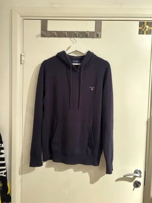 Gant stickad hoodie - Säljer en gant hoodie i 90% ull och 10% Kashmir i marinblå färg.