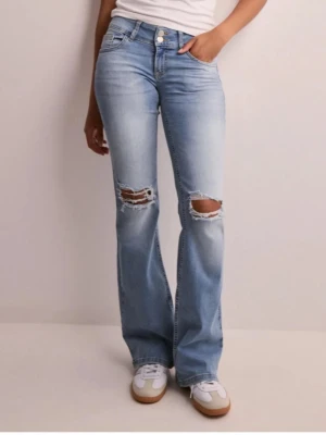 Bootcut ljusblå jeans med slitningar - Säljer ett par ljusblåa low waist jeans från nelly. 