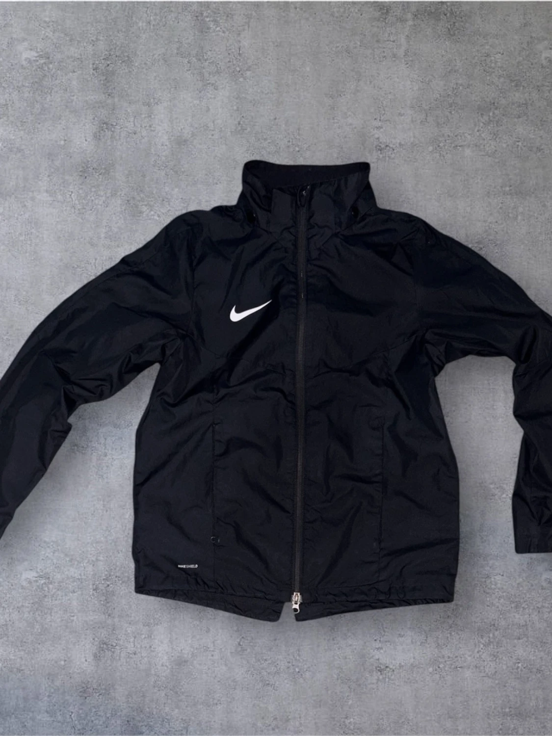 Svart vindjacka från Nike Shield L