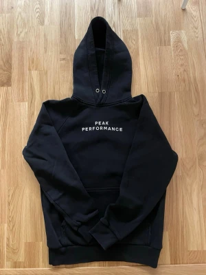 Peak Performance Hoddie - En klassisk Peak Performance Hoddie i svart i storlek: S. Färgen är i utmärkt skick! Ordinarie pris: 1300kr