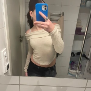 offshoulder tröja💗 - jätte fin beige offshoulder tröja i storlek S, passar också Xs💗💗 inga defekter osv!
