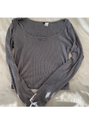 Grå topp med spets - Säljer en grå ribbad långärmad topp från H&M i storlek S. 
