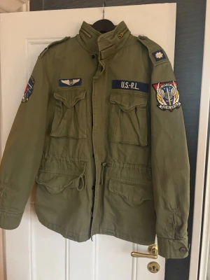 Ralph Lauren field jacka - Säljer denna sjukt snygga Ralph Lauren field jacka från deras Denim & Supply linje. Jackan är använd som mest 4 gånger och har inga tecken på användning eller skador.
