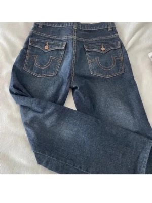 Mörkblå bootcut jeans  - Snygga mörkblå jeans med bootcut passform och coola kontrastsömmar. Skriv för mått 