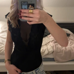 Svart spetsig body med djup v-ringning - säljer min mesh body med spets som aldrig kommit till användning då den är lite för stor och även lite för genomskinlig för min smak. Men supersnygg! Storlek S💓